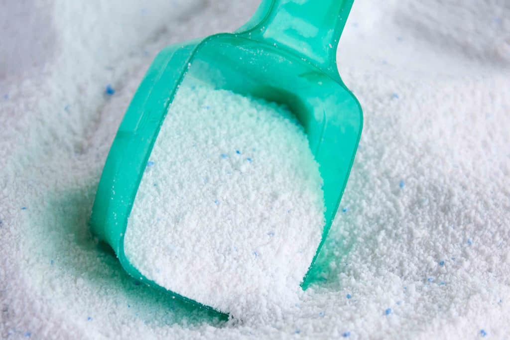 Lukijakysymys: Kumpi on parempaa, pyykinpesuneste vai -jauhe?