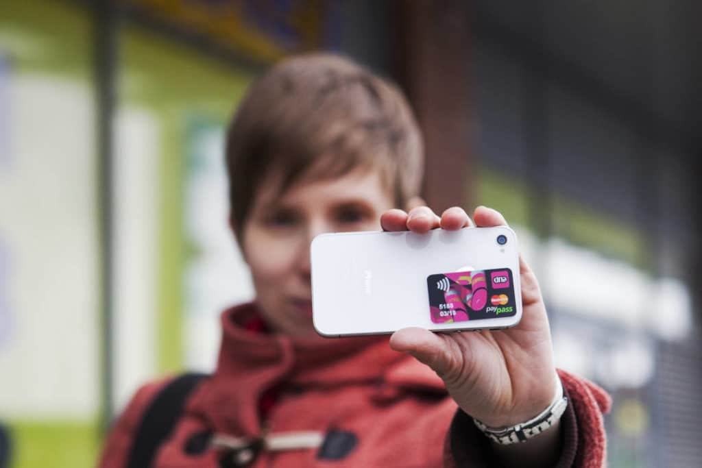 Testissä mobiilimaksaminen: Puhelin haastaa lompakon