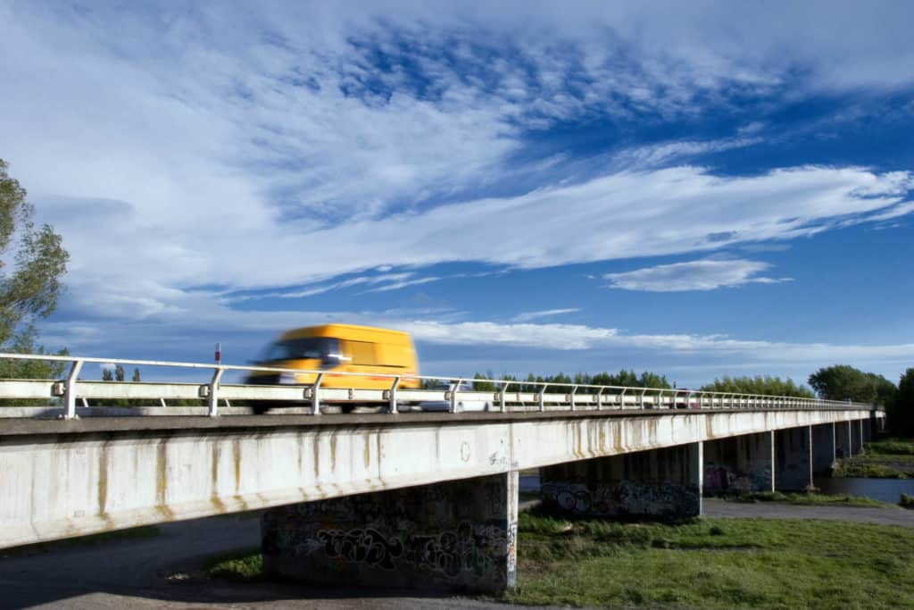 Kuriirit kolkuttelevat tyhjien asuntojen ovia: parannusta palveluun