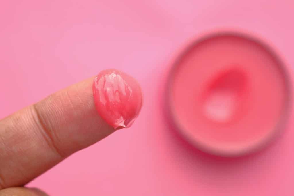 Kovia kemikaaleja lasten huulirasvassa