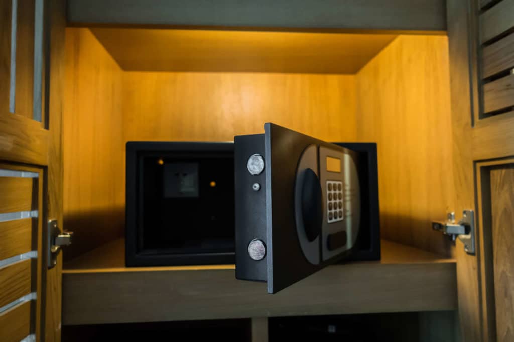 Lukijakysymys: Kuka vastaa hotellin tallelokerosta?