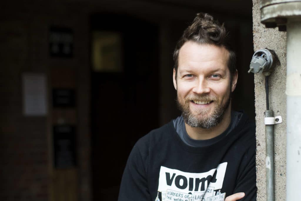 Kuvataiteilija Jani Leinonen: ”Olin ennen hyvin sitoutunut Applen laitteiden käyttäjä.”