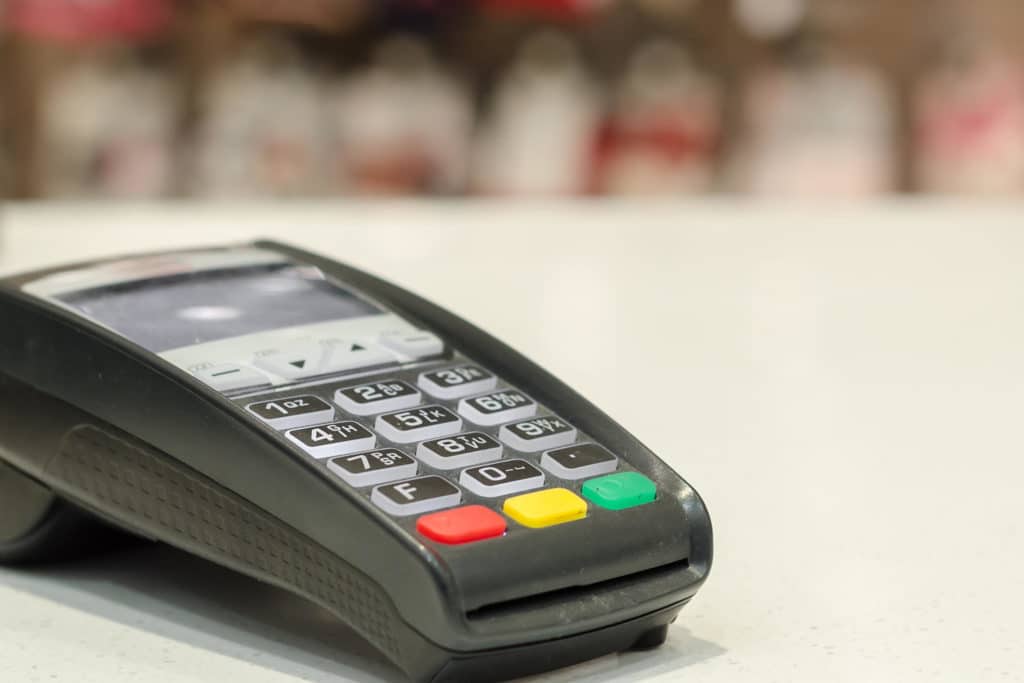 5 kysymystä: Miksi maksukorttikone kysyy juomarahaa?