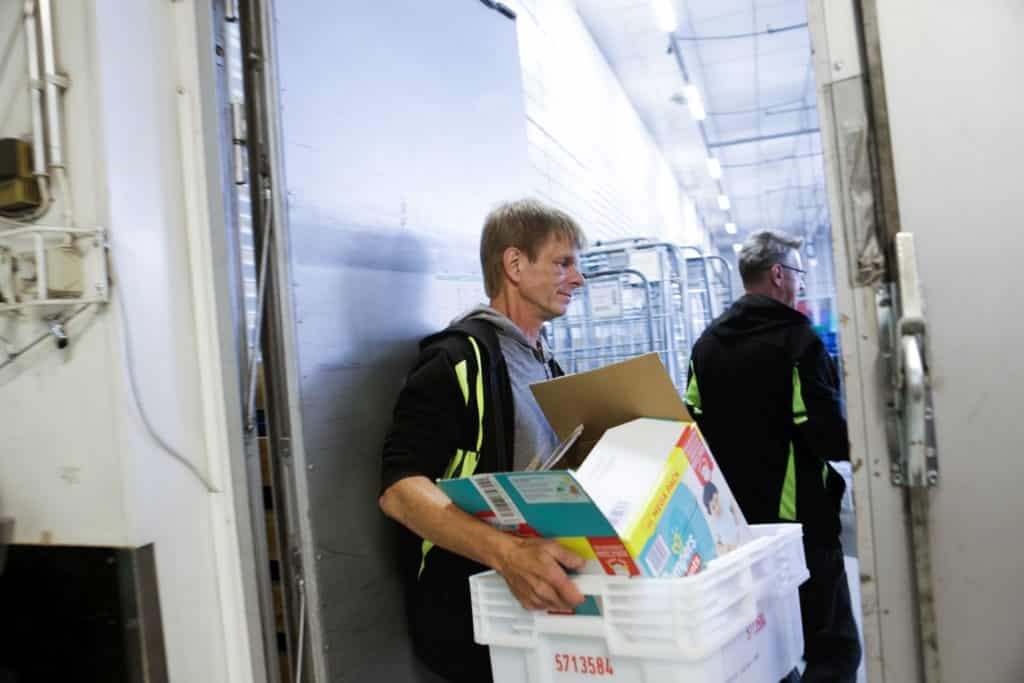 John-John Mäkelä, muovilaatikko ja vaippapaketti.