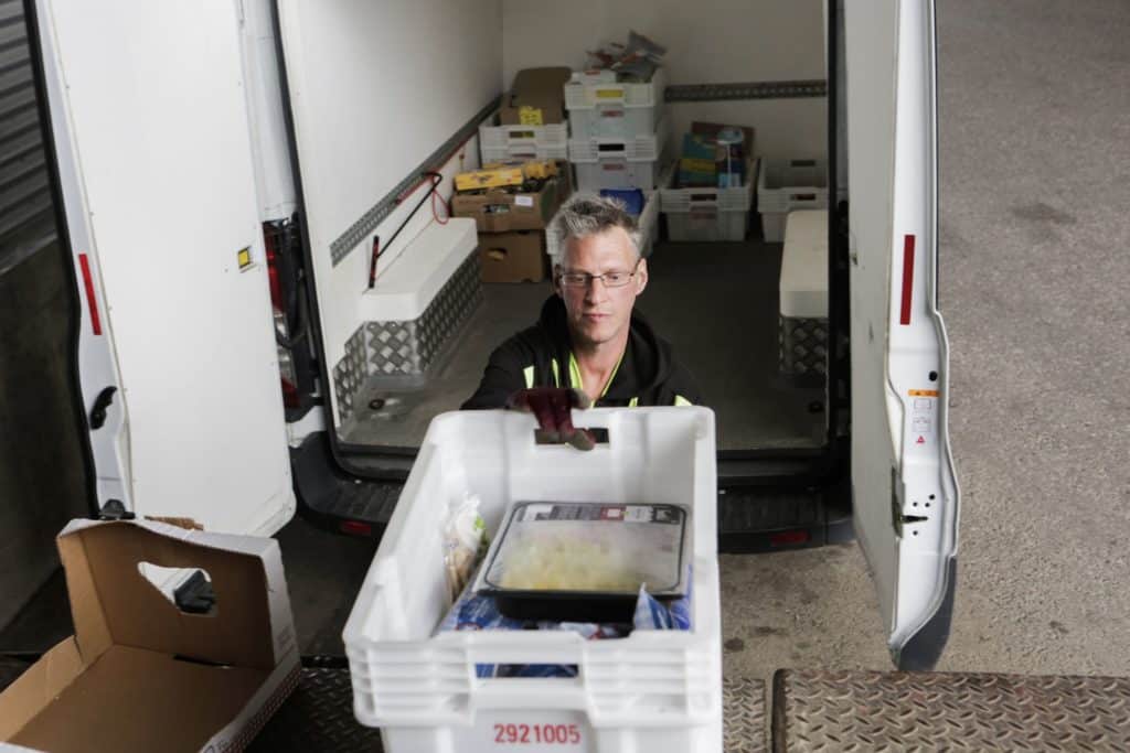 Ruokaa lastataan kylmäautoon.