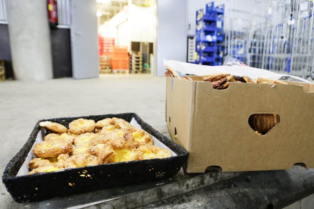 Lastauslaiturilla on kaksi laatikkoa, joissa on pullia.