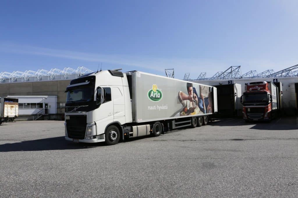 Arlan rekka-auto parkkipaikalla.