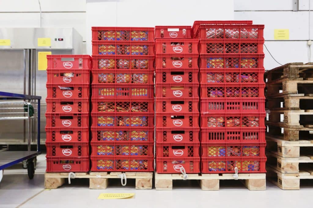 Puulavojen päällä on useita Vaasan leipomon ruokalaatikoita.