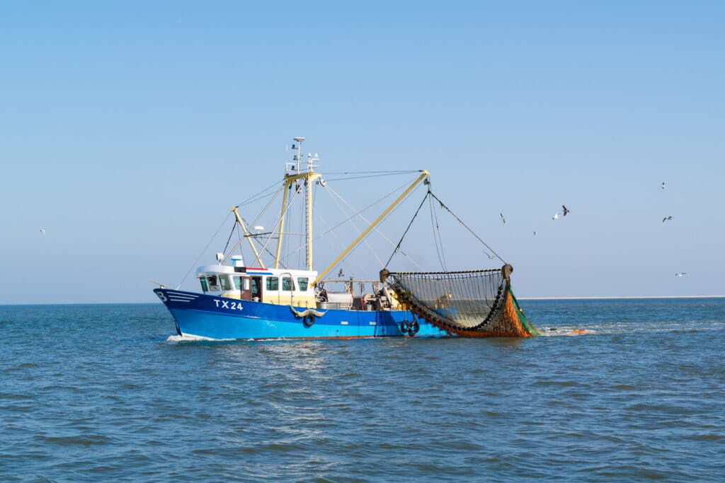 Kalastusalus vetää troolia.