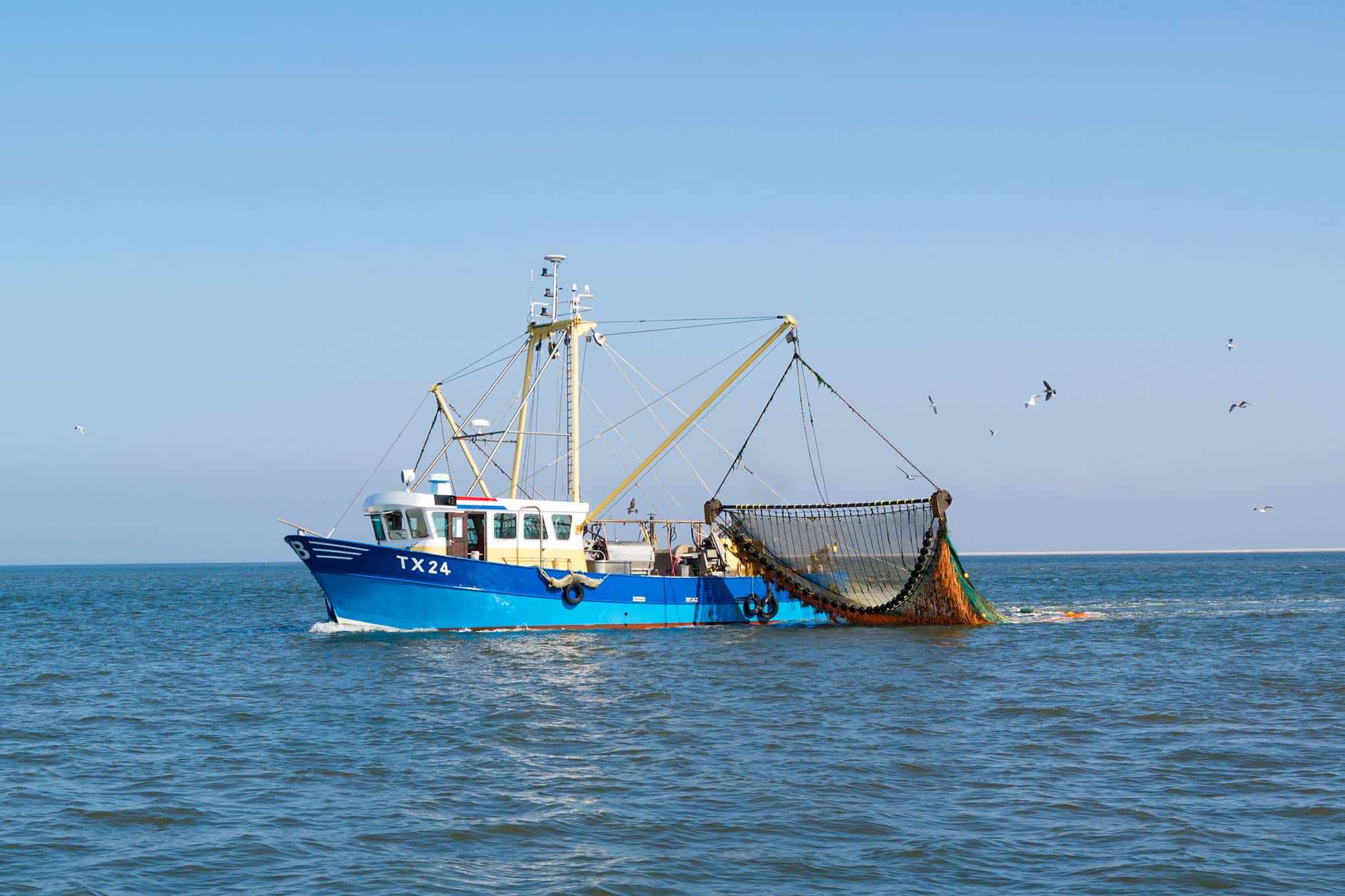 Kalastusalus vetää troolia.