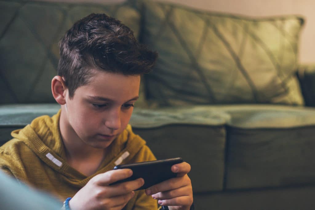 5 kysymystä: Miten lapsen kännykkäostokset voi estää?