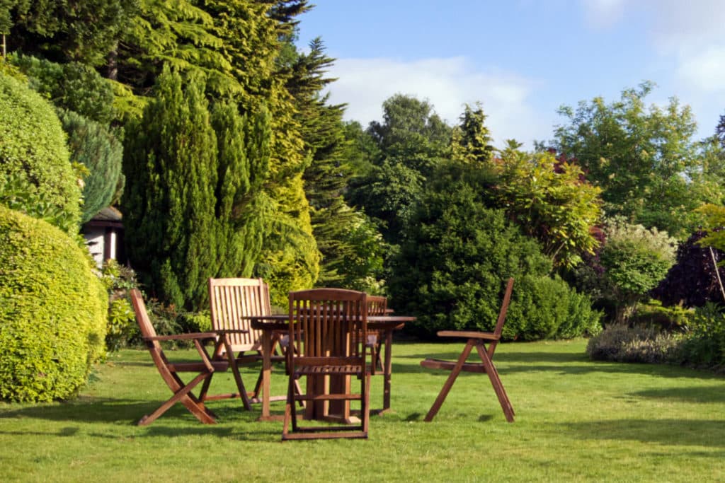 5 kysymystä: Miten huollan puutarhakalusteeni?