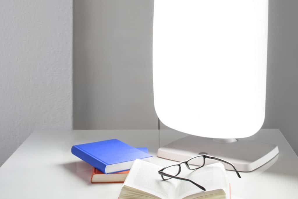 Nenä kiinni kirkasvalolamppuun