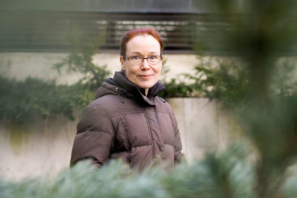 Luonnonvarakeskuksen tutkija Eeva-Maria Tuhkanen: Kasvi on huono tuliainen