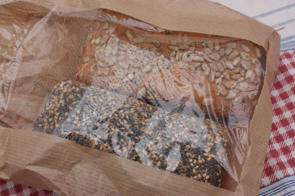 Leipomot ulalla pakkausmerkinnöistä – Näin kierrätät leipäpussin oikein