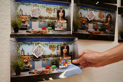 Henkilö katsomassa seinällä olevia valokuvia.