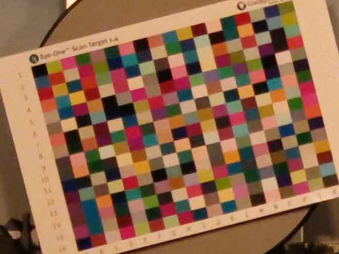 Eri värejä sisältävä testikuva pyörivän testitaulun päällä.