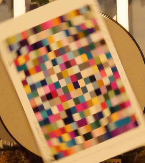 Eri värejä sisältävä testikuva pyörivän testitaulun päällä.