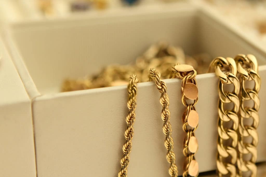 Ajattelitko myydä kaapin perällä lojuvat korusi? Älä luovu niistä liian halvalla