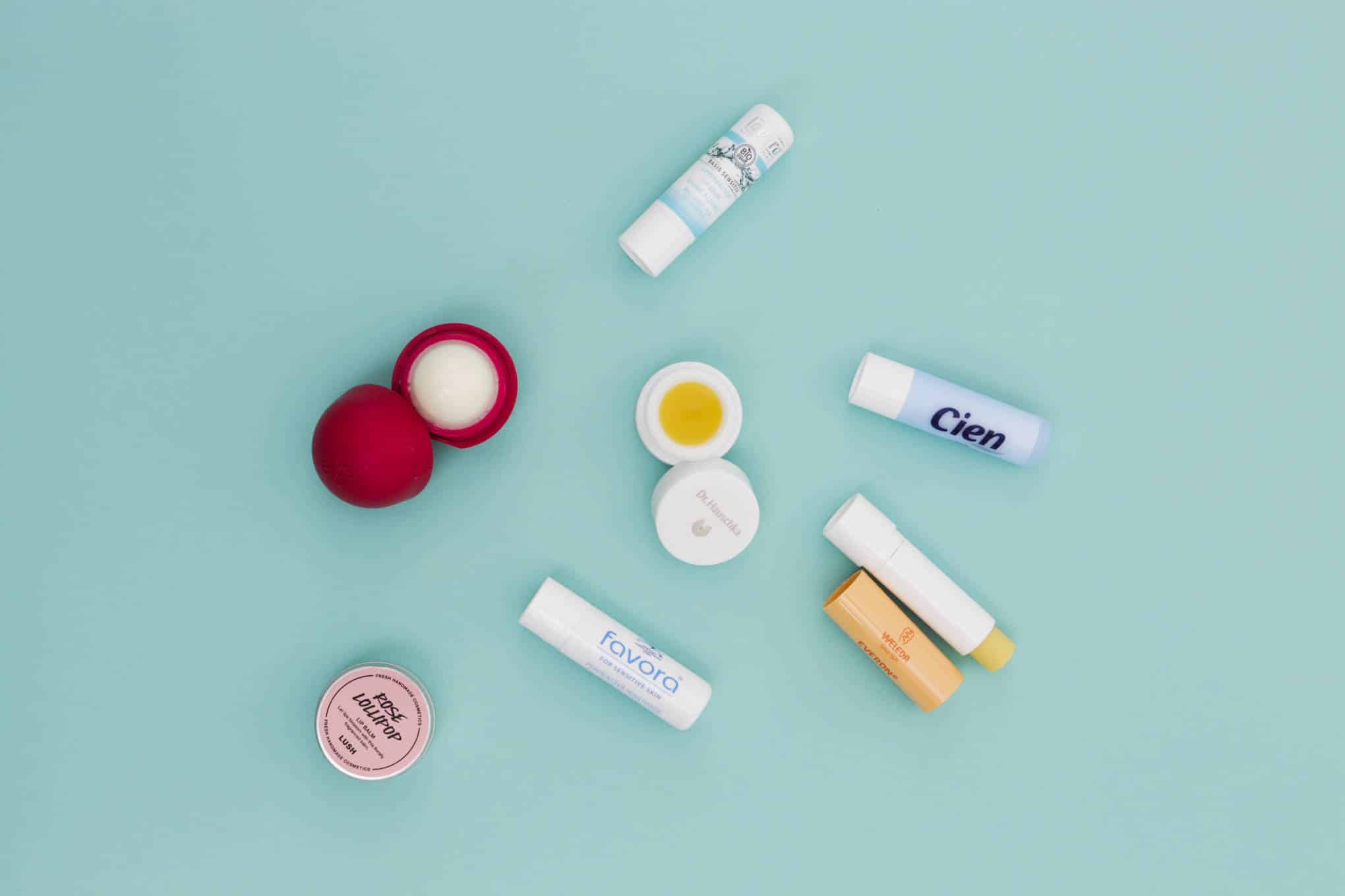 Eri merkkisiä huulirasvapuikkoja ja -pakkauksia.