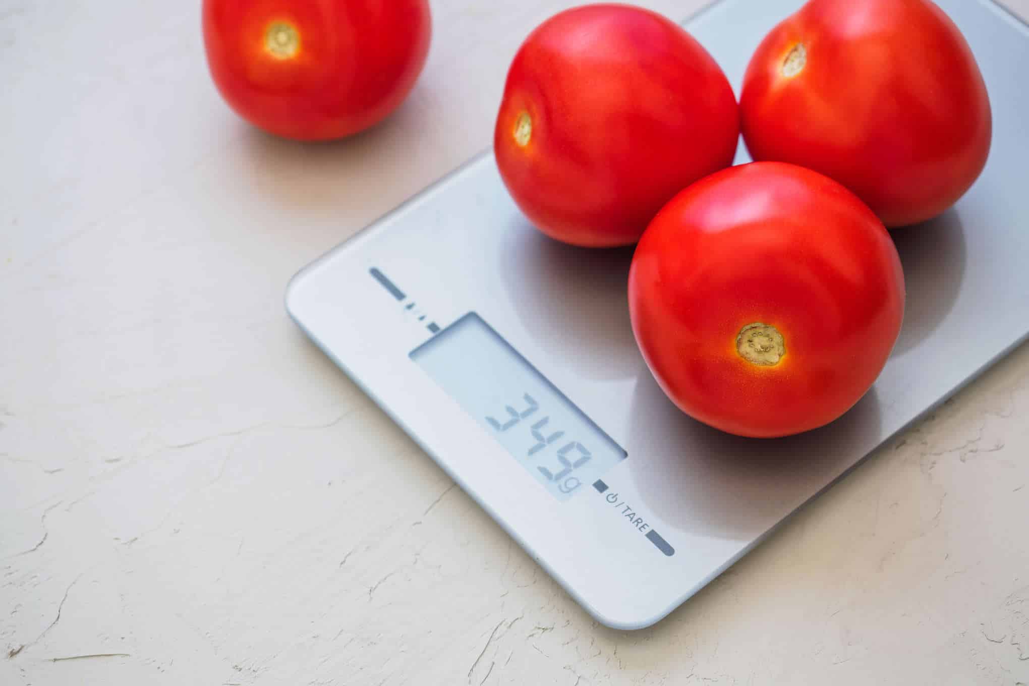 Tomaatteja keittiövaa'an päällä.