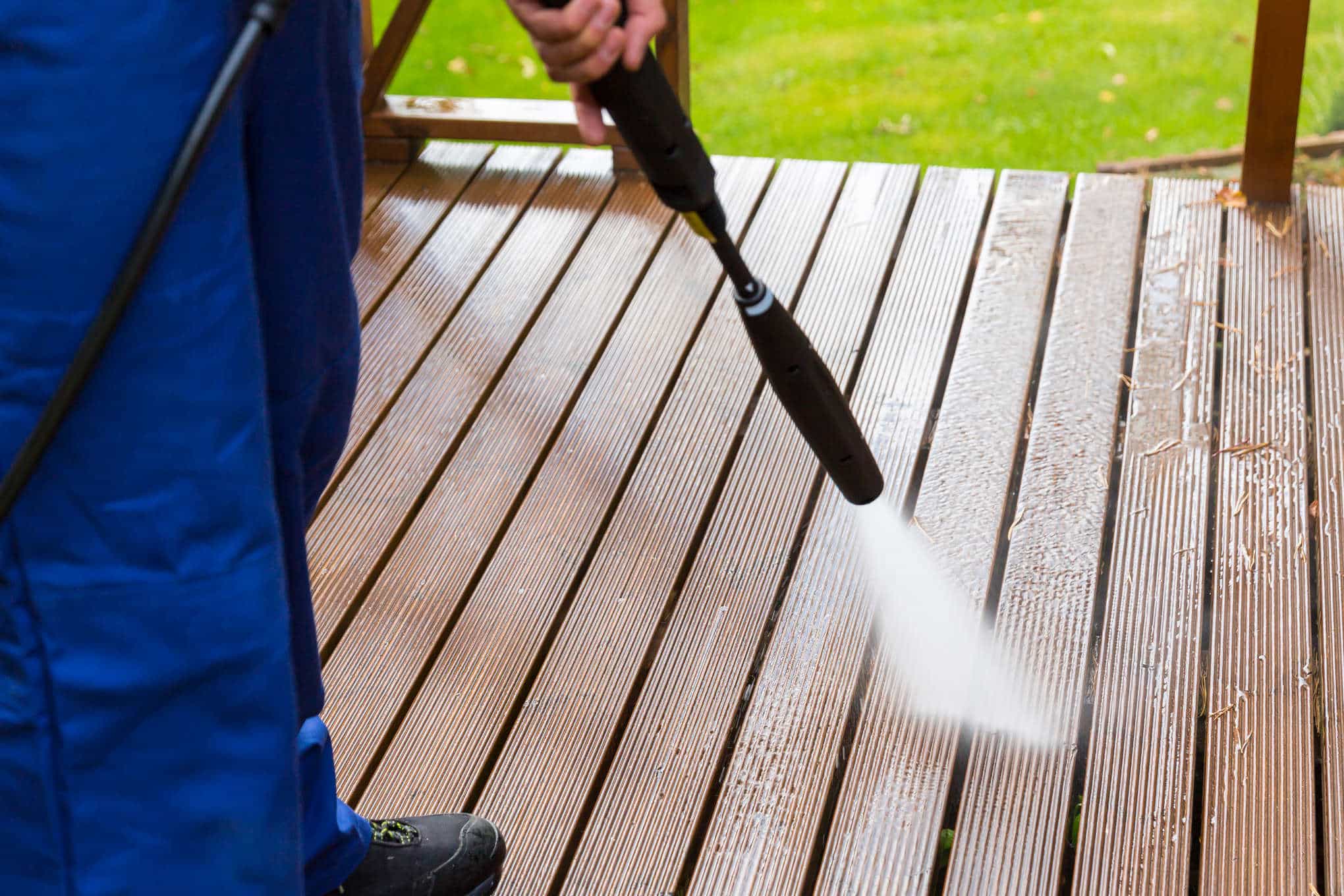 Painepesurilla pestään terassia.