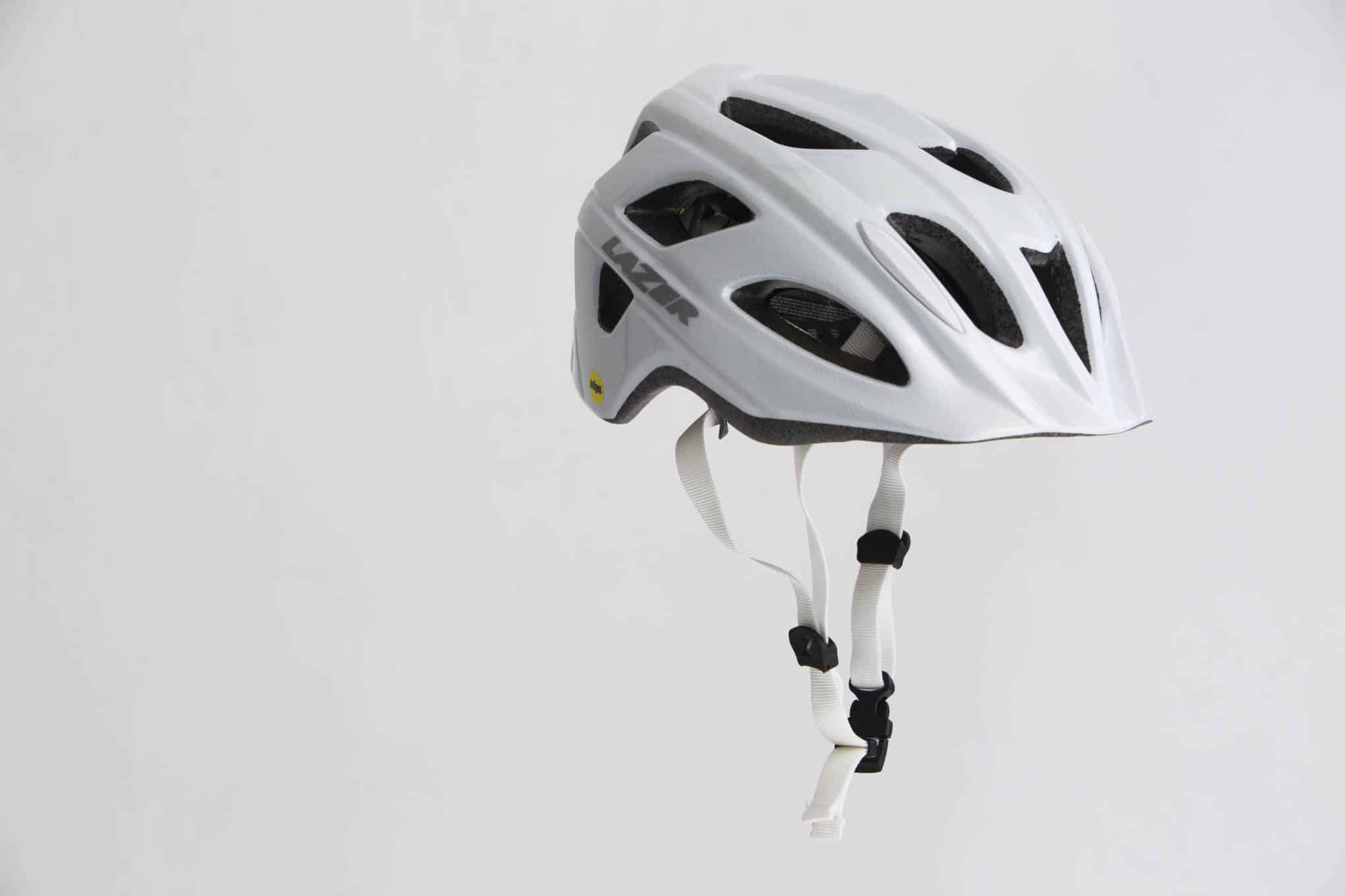 Valkoinen pyöräilykypärä.
