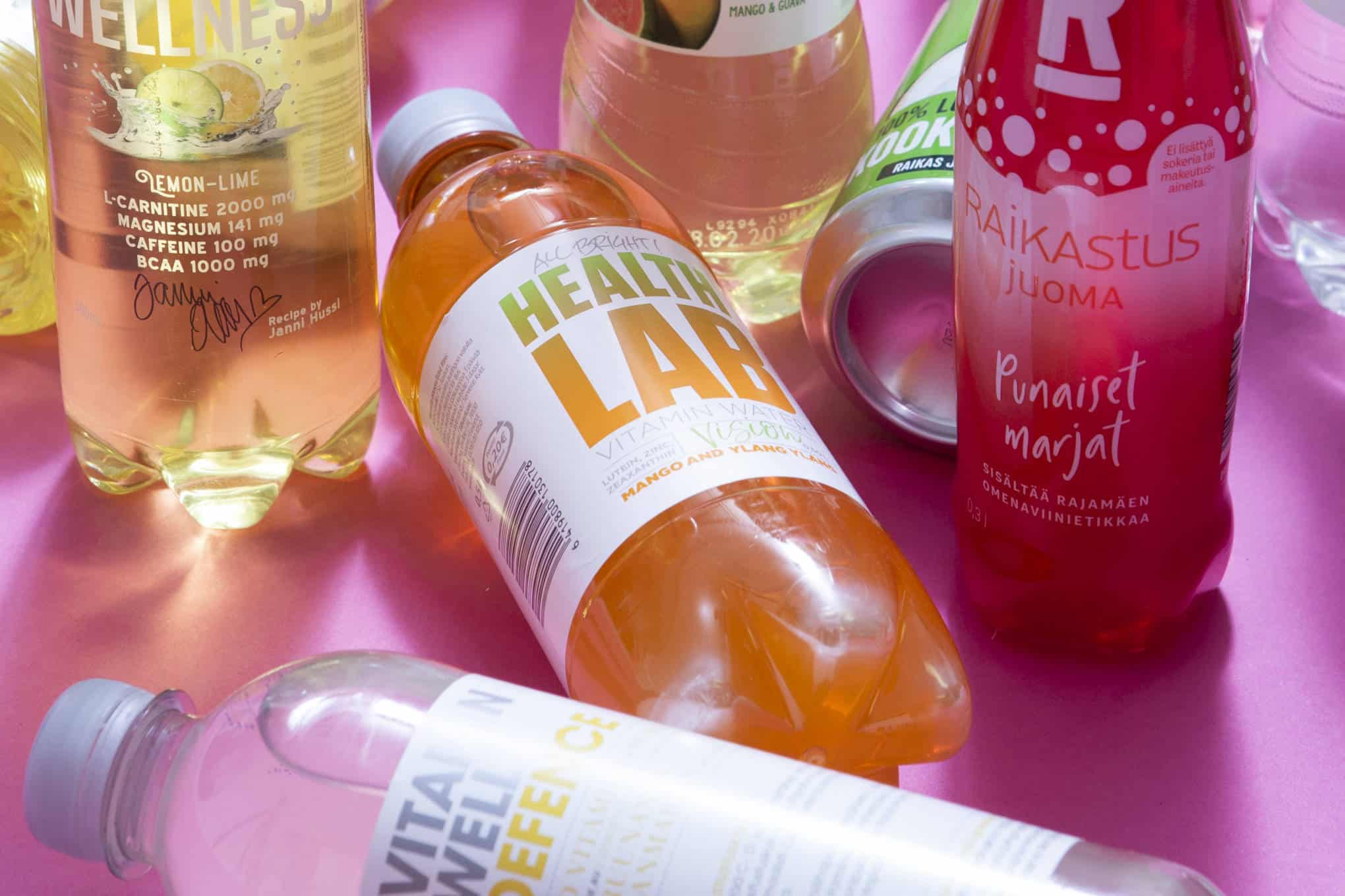 Useiden eri tuotemerkkien vitamiinivesipulloja.