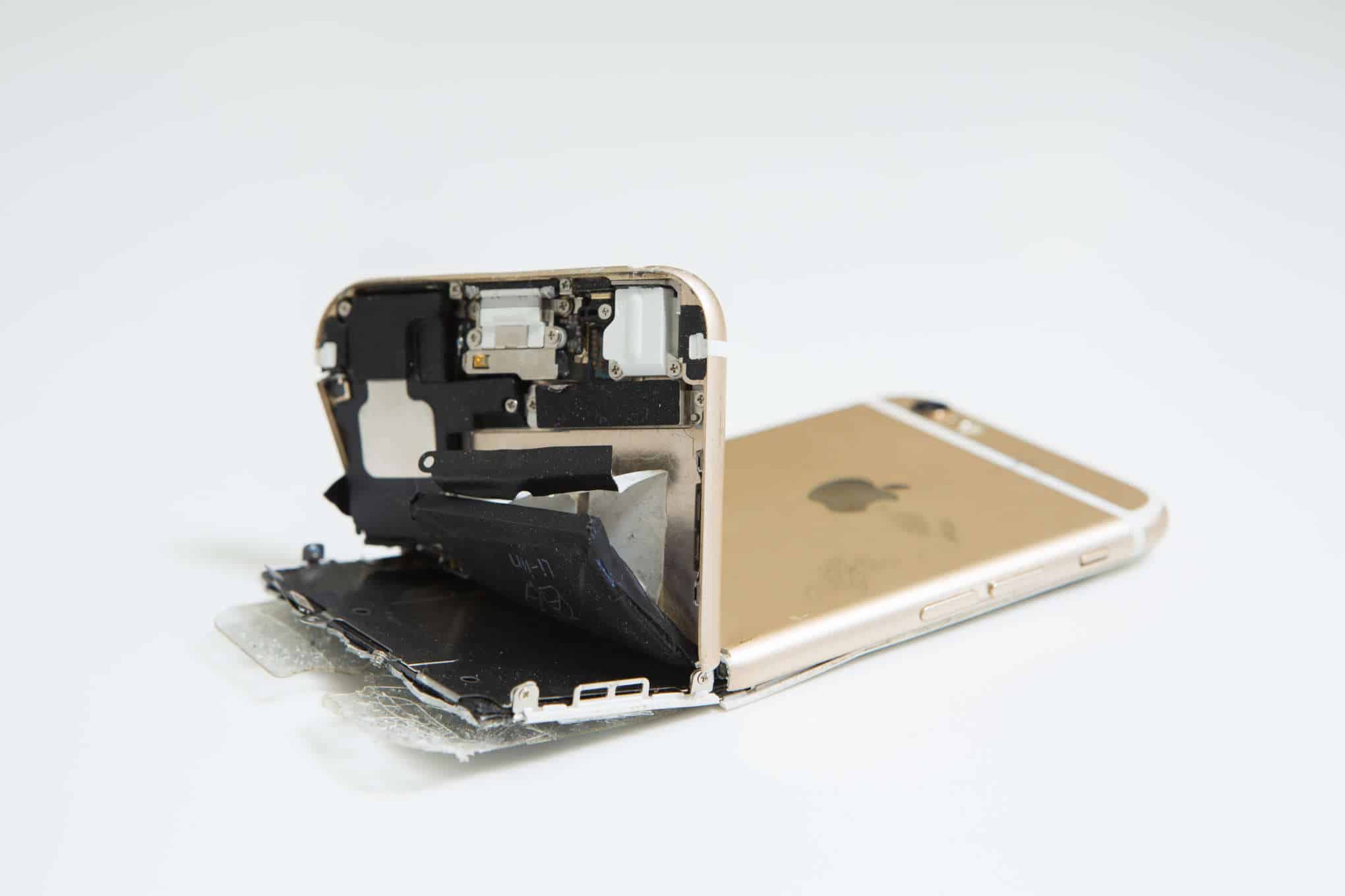 Rikkinäinen puhelin.