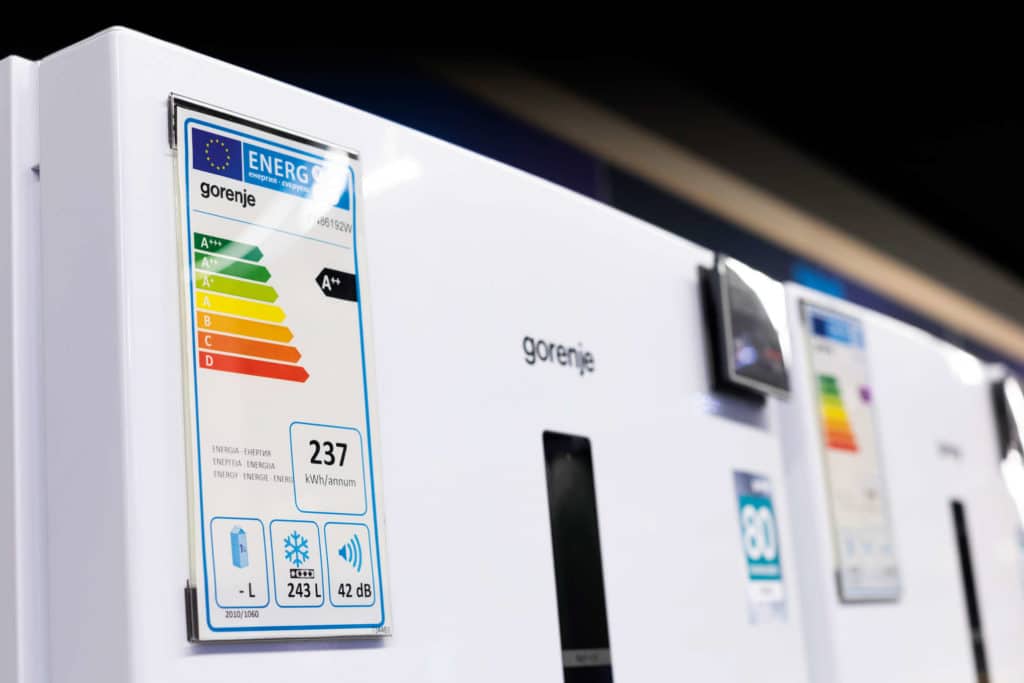 Jääkaapin energiamerkki, joka on kiinni jääkaapin ovessa.