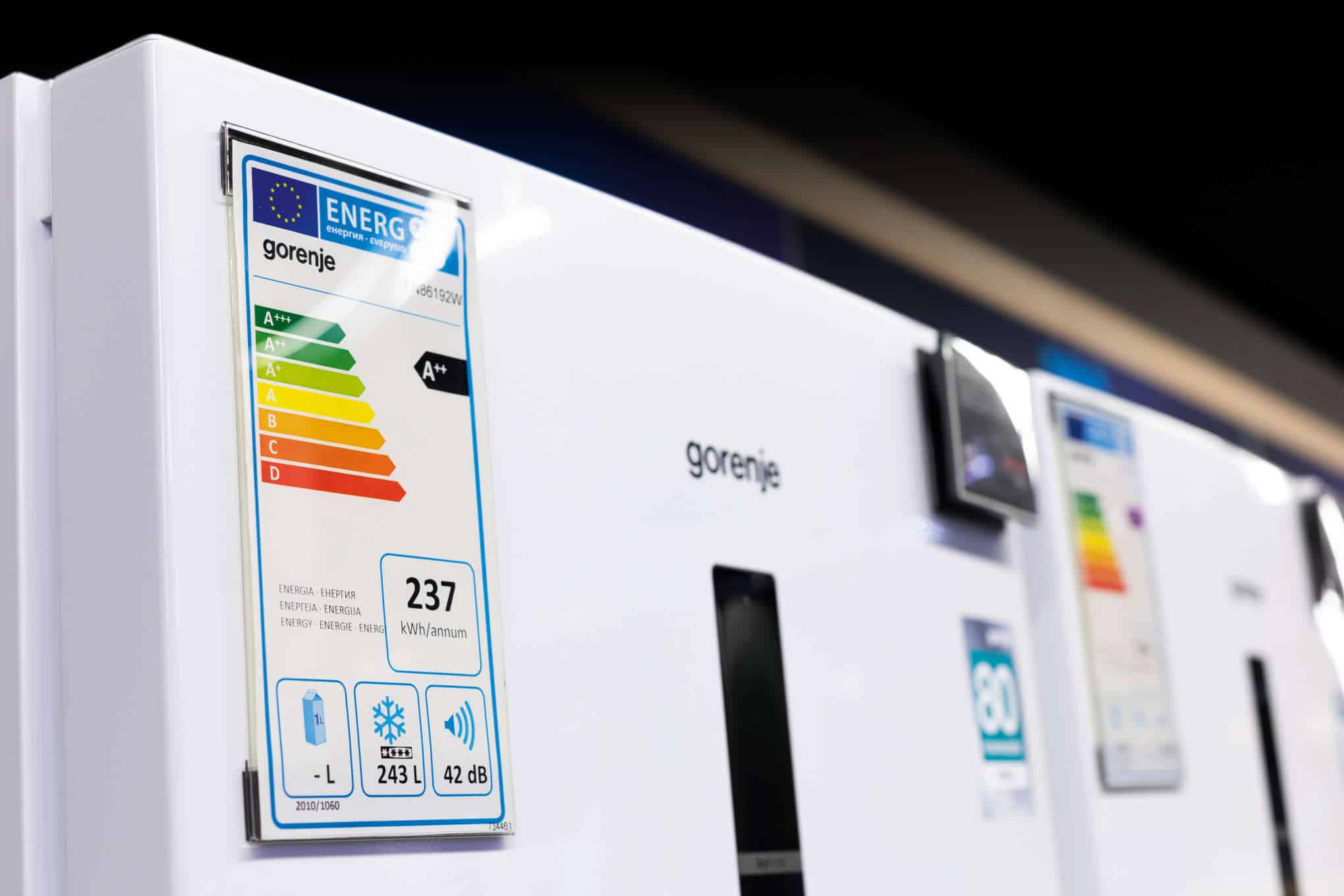 Jääkaapin energiamerkki, joka on kiinni jääkaapin ovessa.