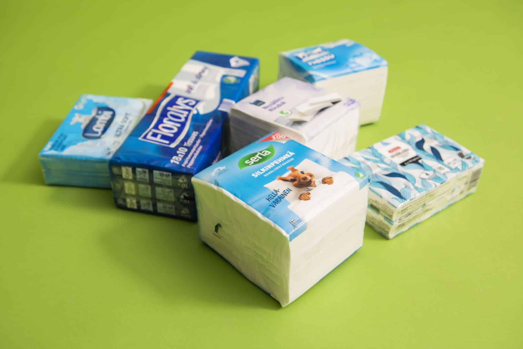 Eri tuotemerkkien nenäliinapakkauksia.