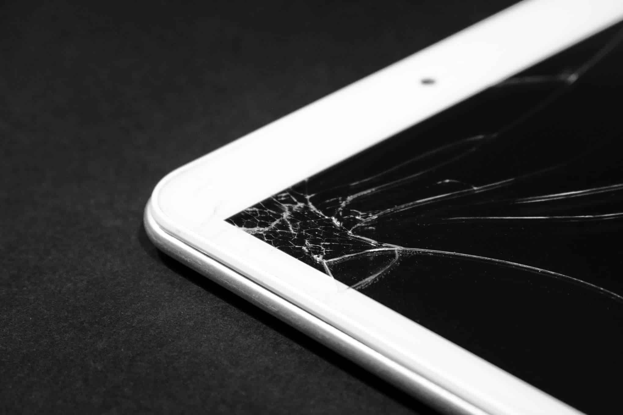 Tabletti, jonka näyttö on rikki.