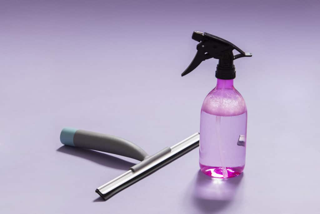 Suihkepullo ja ikkunanpesulasta.