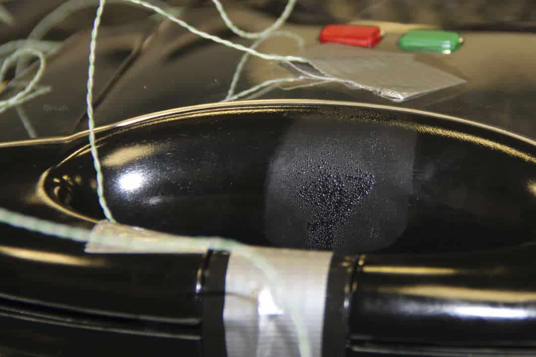 Voileipägrilli, johon on kiinnitetty lämpömittareita.