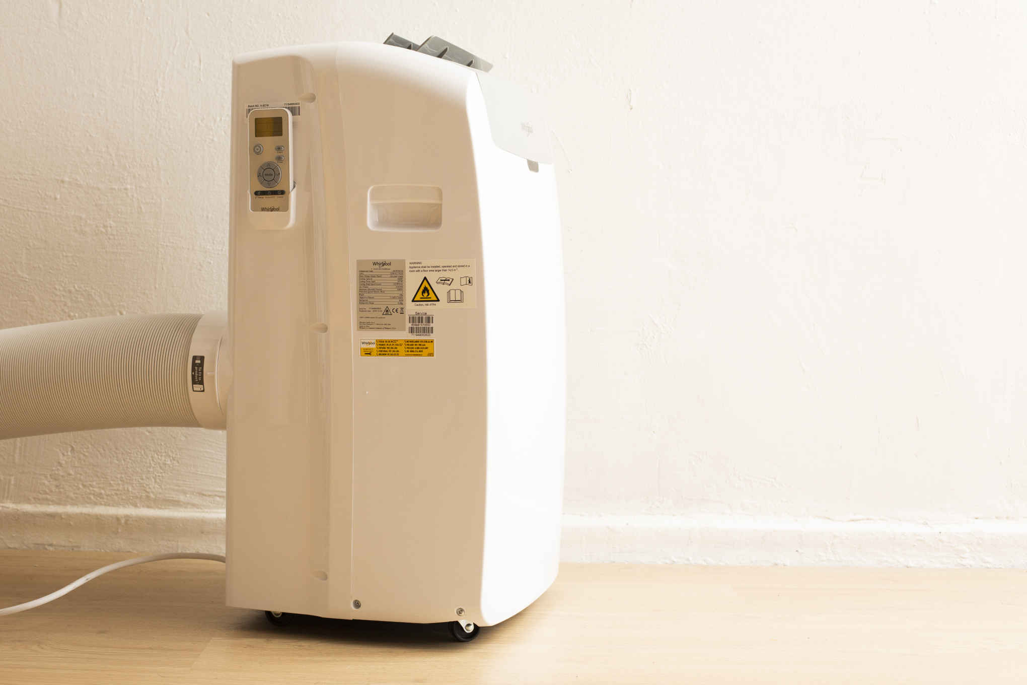 Valkoinen ilmastointilaite.