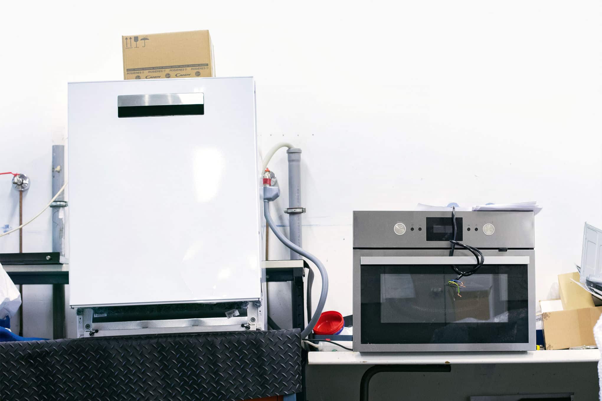 Erilaisia kodinkoneita.