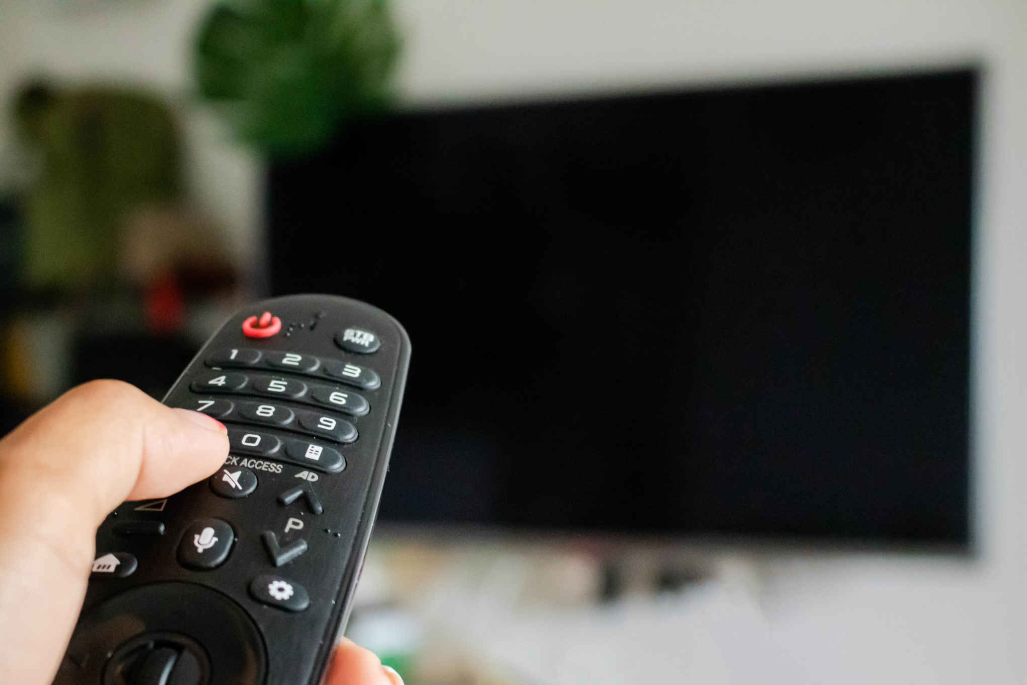 Televisio ja kaukosäädin.