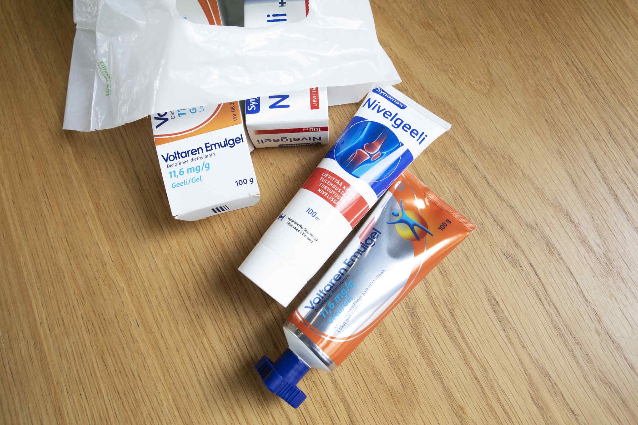 Kaksi kipugeeli-tuubia ja niiden pakkaukset.