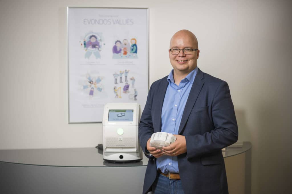 Robotti käskee ottamaan lääkkeen