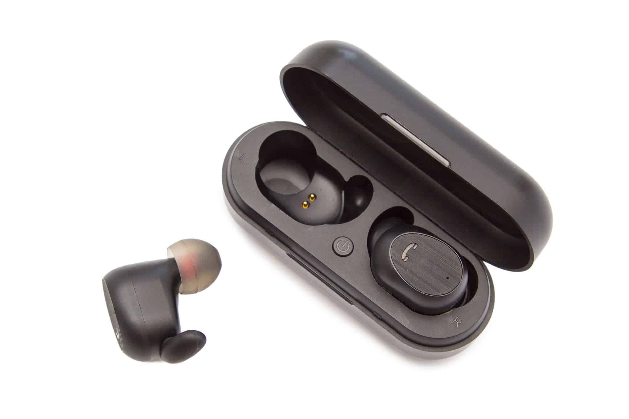 Ruskeat langattomat nappikuulokkeet.