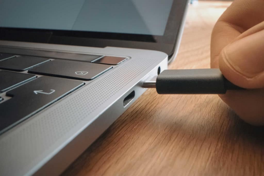 Lukijakysymys: Onko läppärin kaapeleissa eroa?