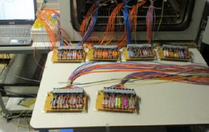 paristoja ja testauslaitteistoa laboratoriossa.