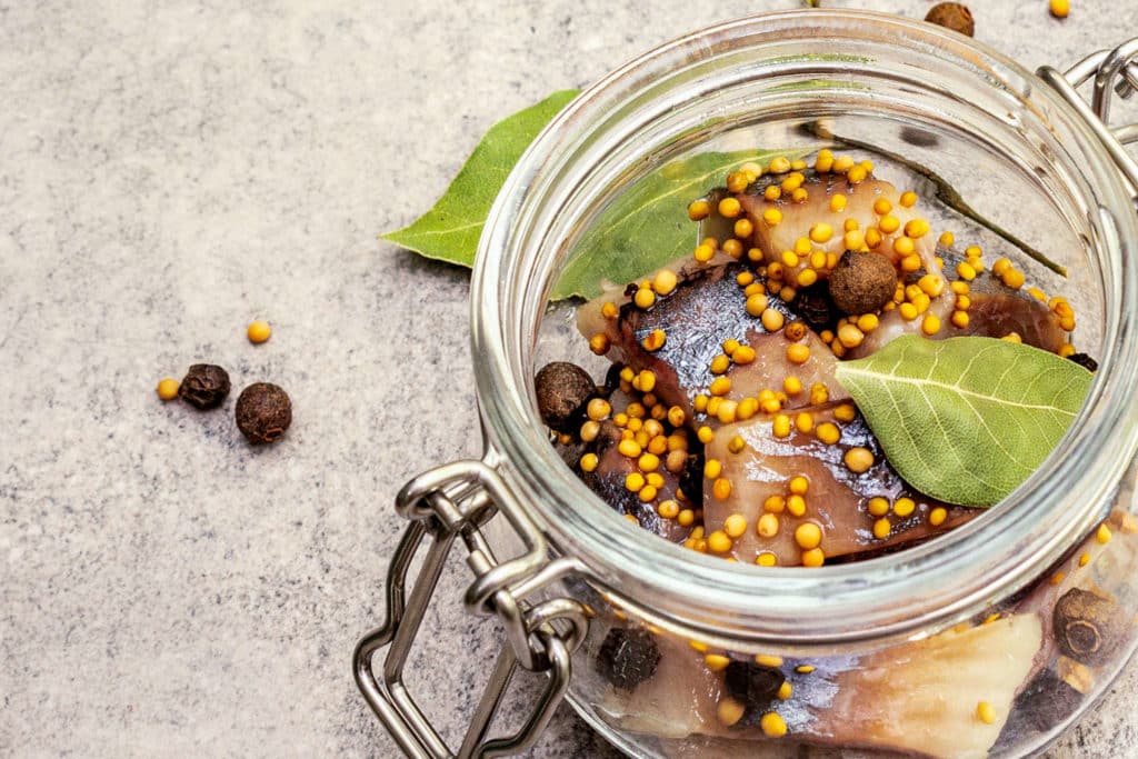 Etiketti ei kerro, mitä kaikkea sillipurkki sisältää – onko ”mausteet” laillinen pakkausmerkintä?