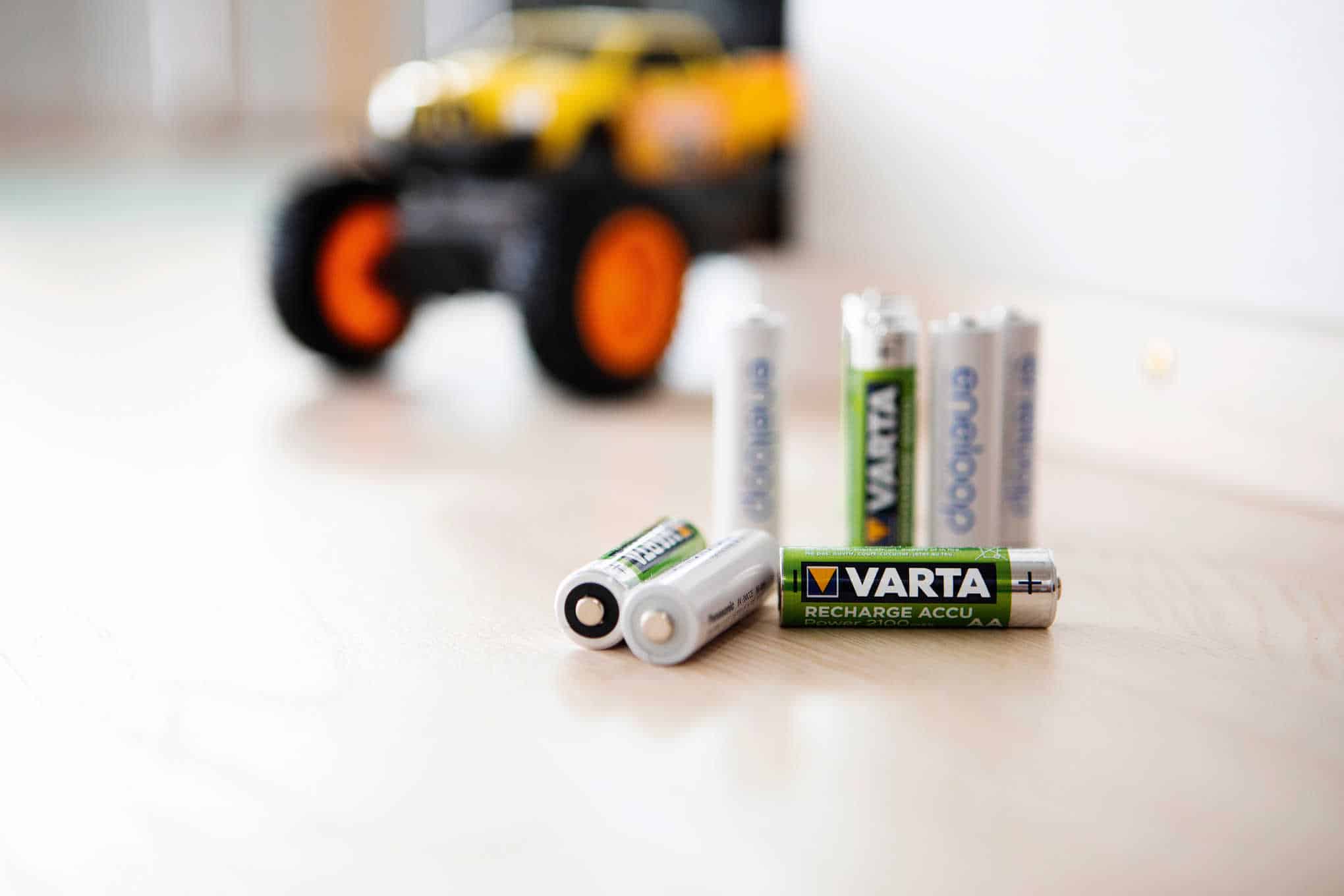 Akkuparistoja ja kauko-ohjattava auto.