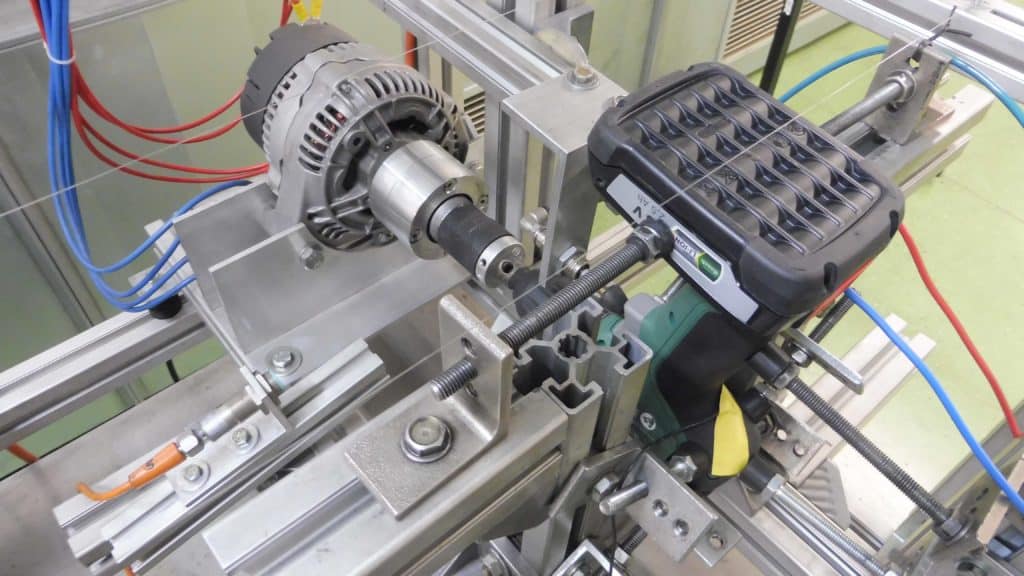 Porakoneiden testausta laboratoriossa.