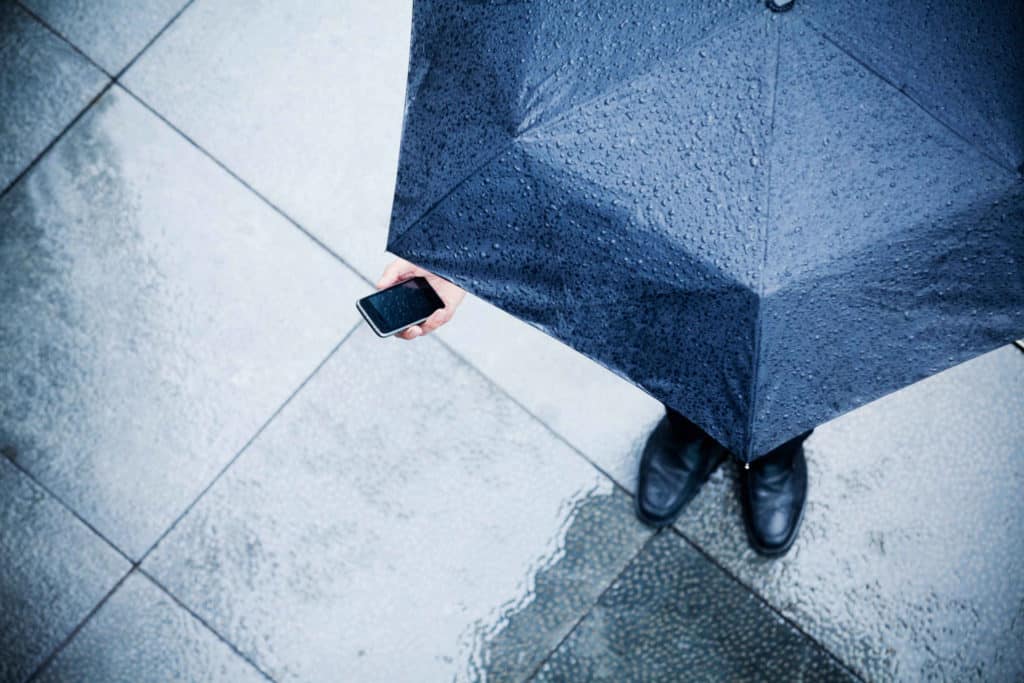 “Vedenkestävä” puhelin kastui — takuu ei aina korvaa