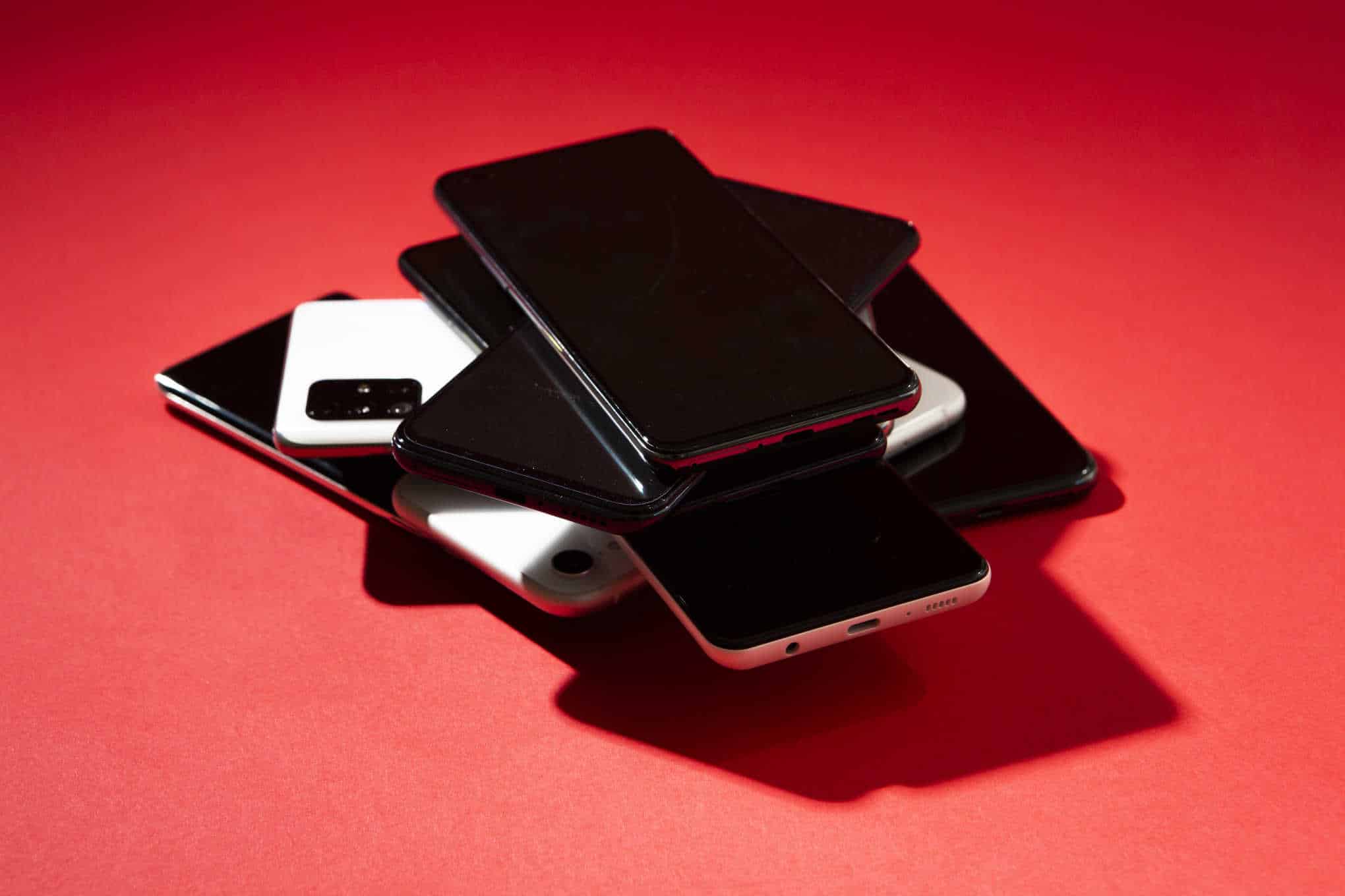 Useita älypuhelimia pinottuna päällekkäin.