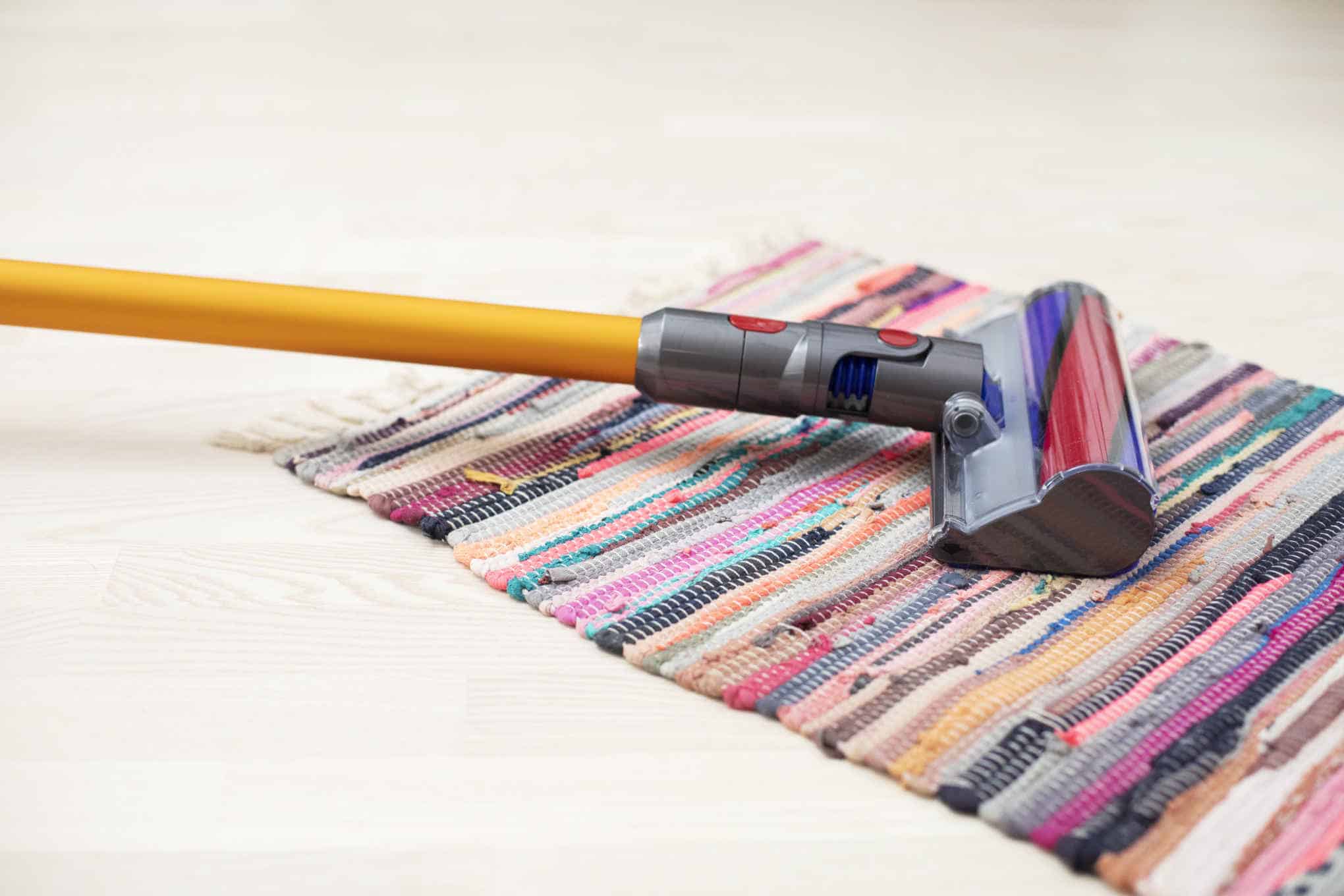 Varsi-imuri ja räsymatto.