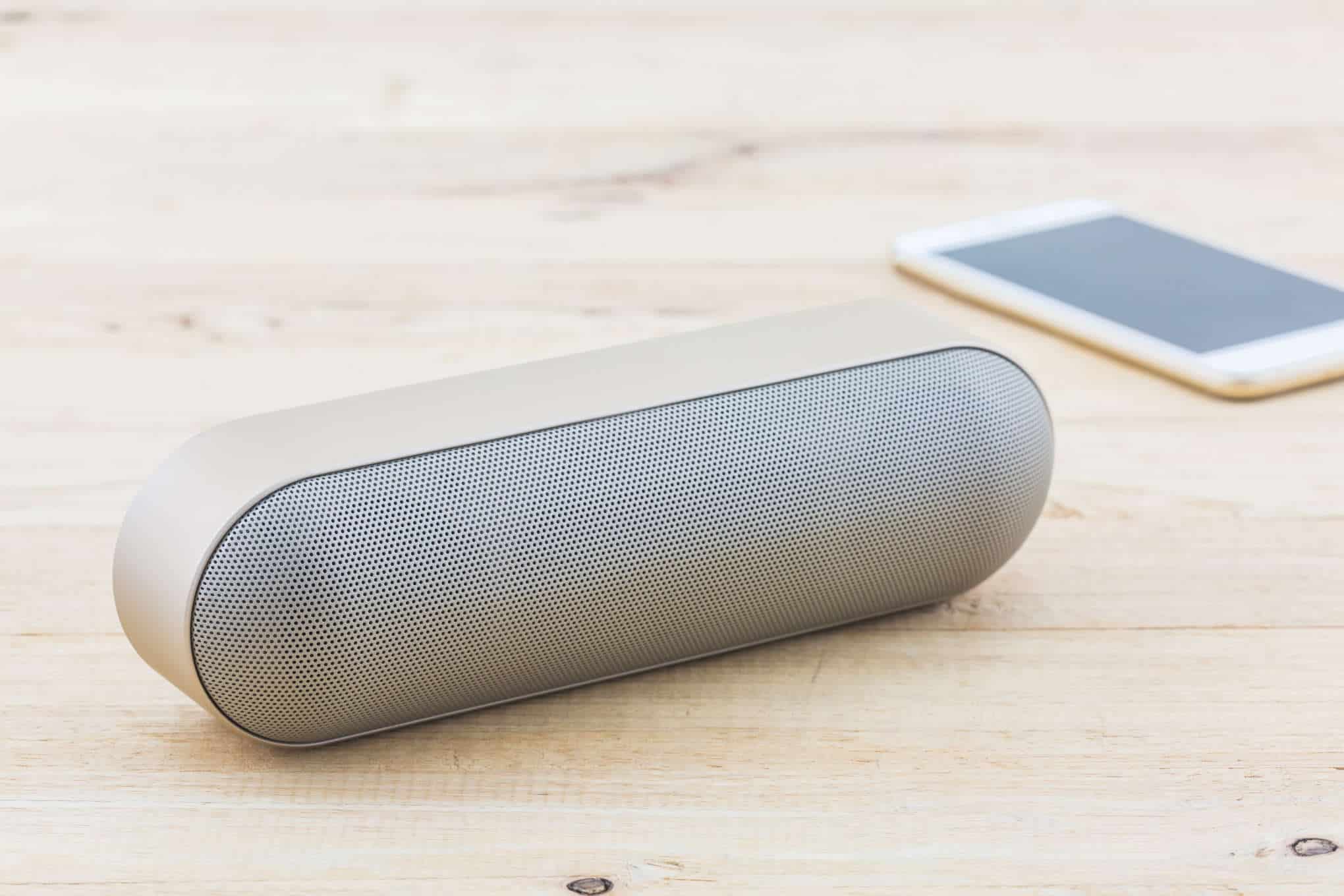 Bluetooth-kaiutin ja älypuhelin.